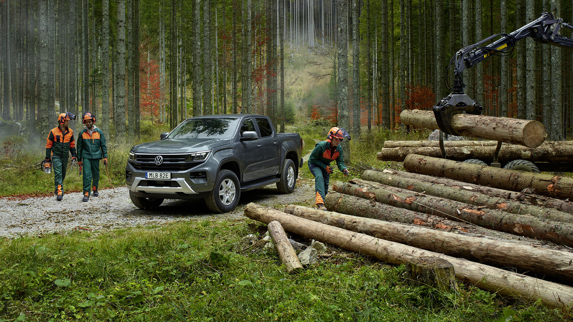 Amarok Life arbetar i skogen, med arbetare och kran som flyttar stockar