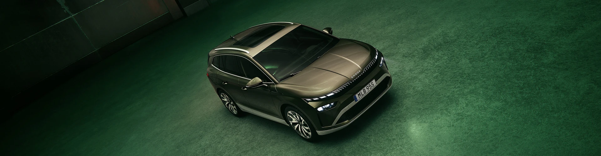 Nya Škoda Enyaq Solid Edition, sedd snett upp- och framifrån