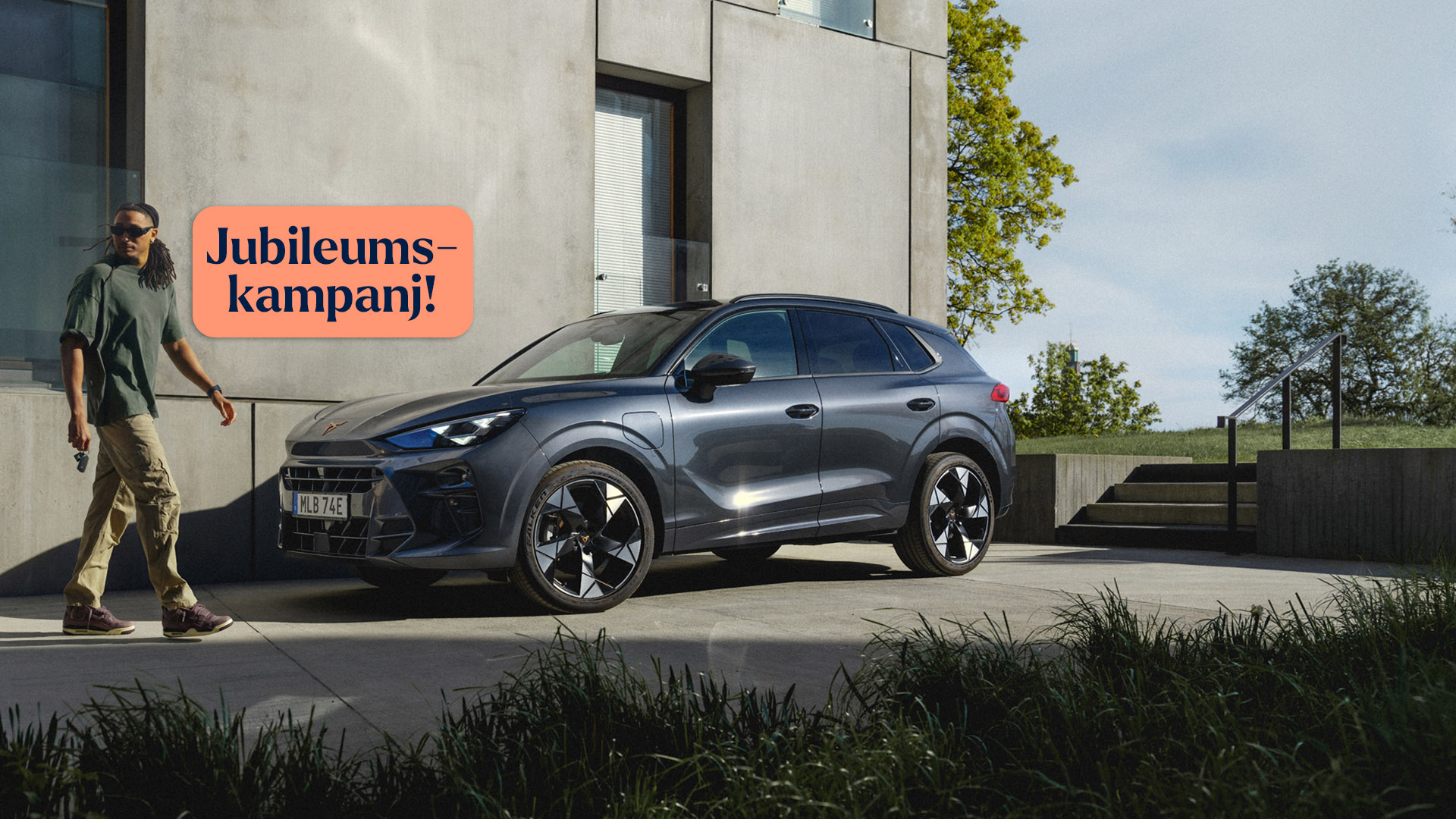 Nöjd man på väg till sin CUPRA Terramar