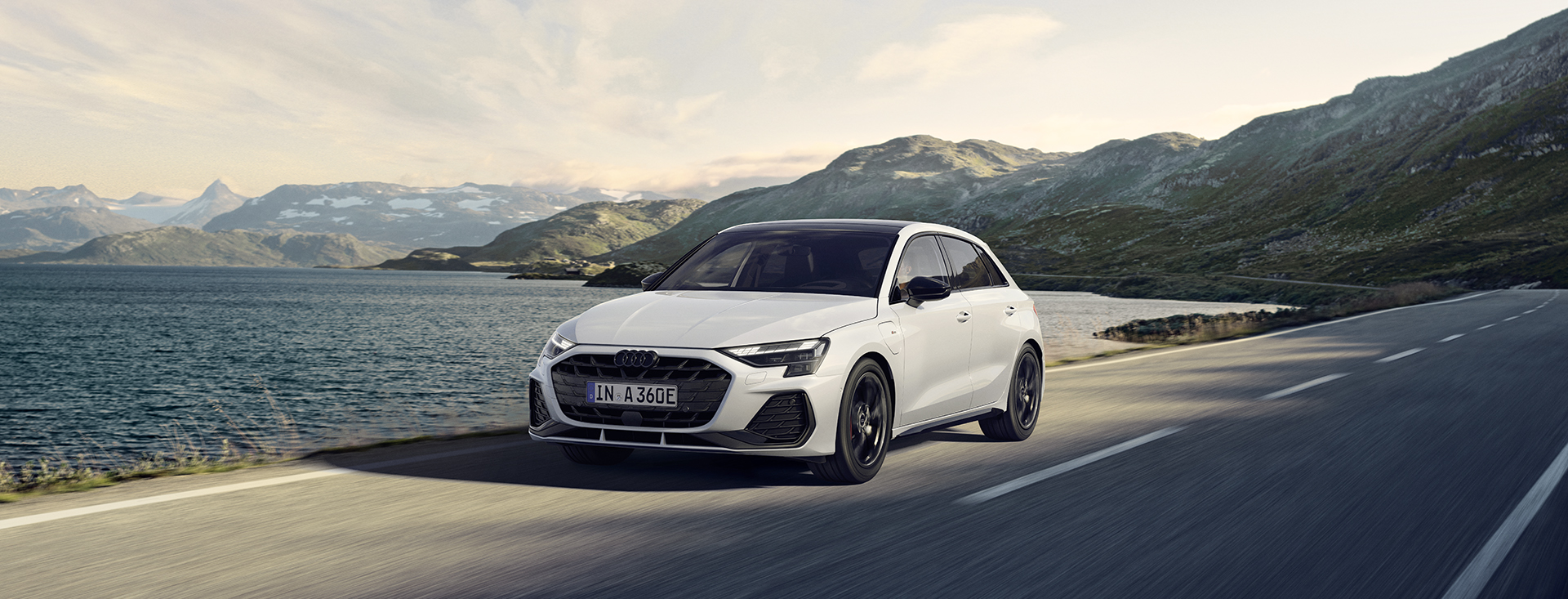A3 Proline 35 TFSI S-tronic kör längs en väg som löper vid vatten i fin natur